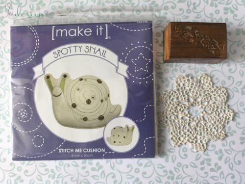 Spotty Snail [make it] stitch me cushion kit